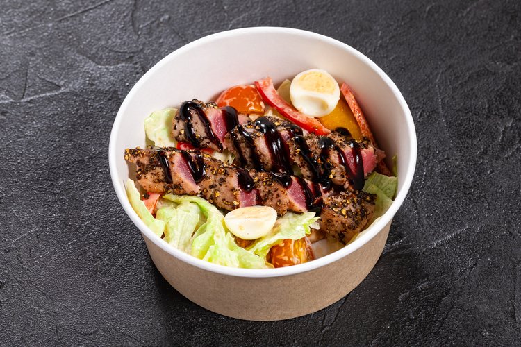 Перченый тунец с овощами