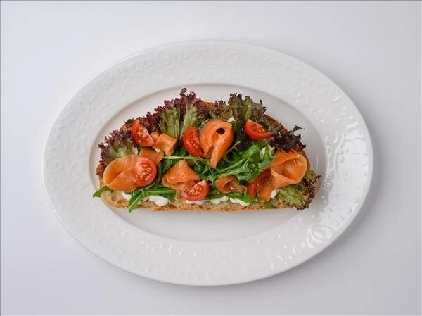 Брускетта с томатами и лососем