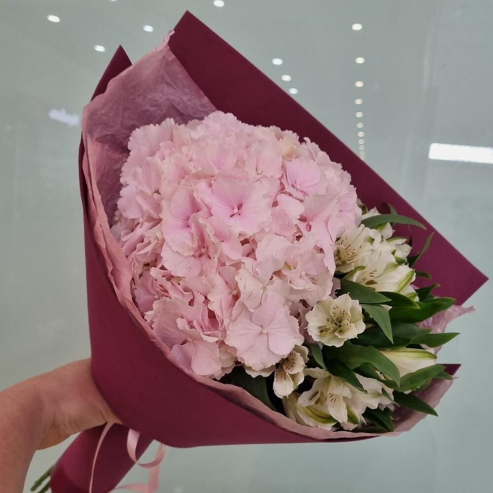 Букет с гортензией и альстромерией "Вишнёвый сад"