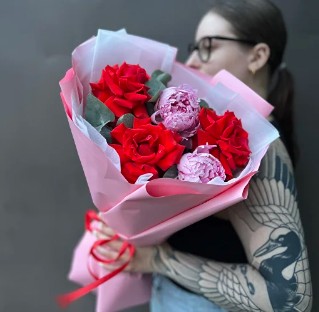 Стильный букет с розовыми пионами и вывернутой алой розой