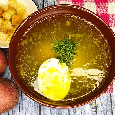 Куриный бульон с яйцом и сухариками