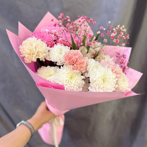 Букет цветов: хризантемы, диантусы, зелень (Б1003)