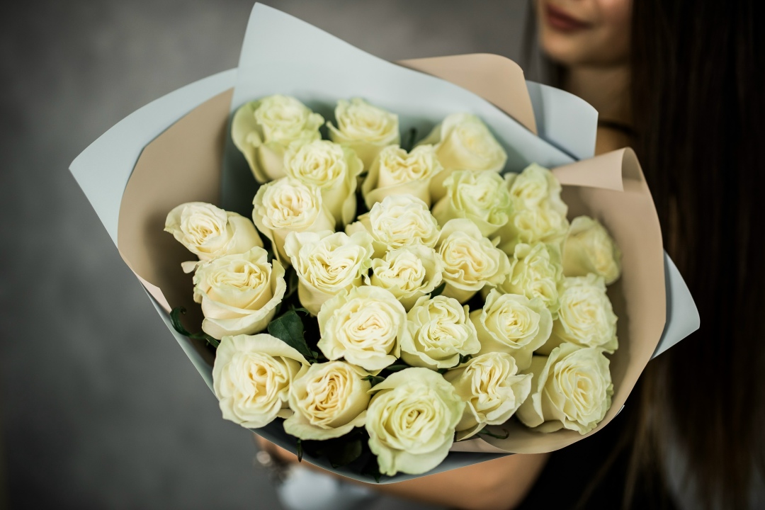 25 белых роз