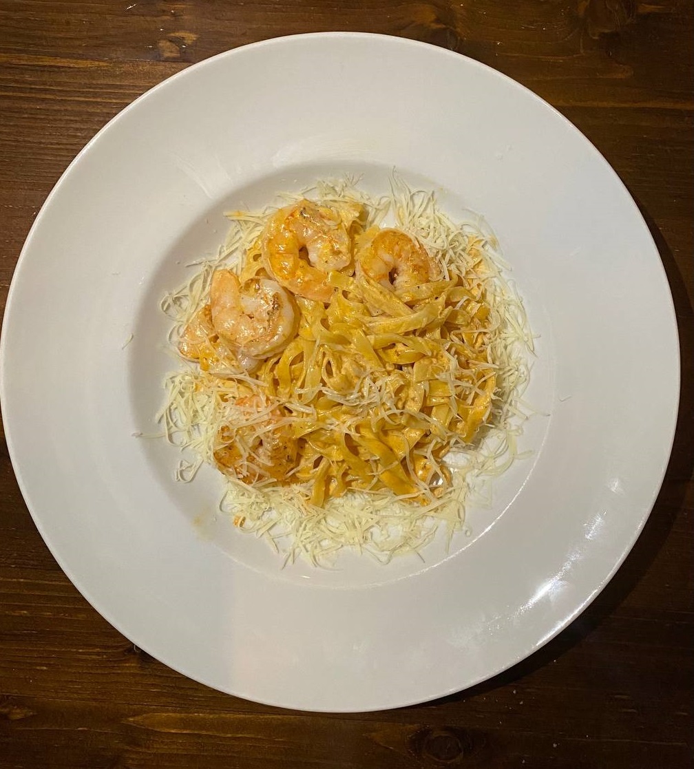 Паста с креветками и с соусом Том Ям
