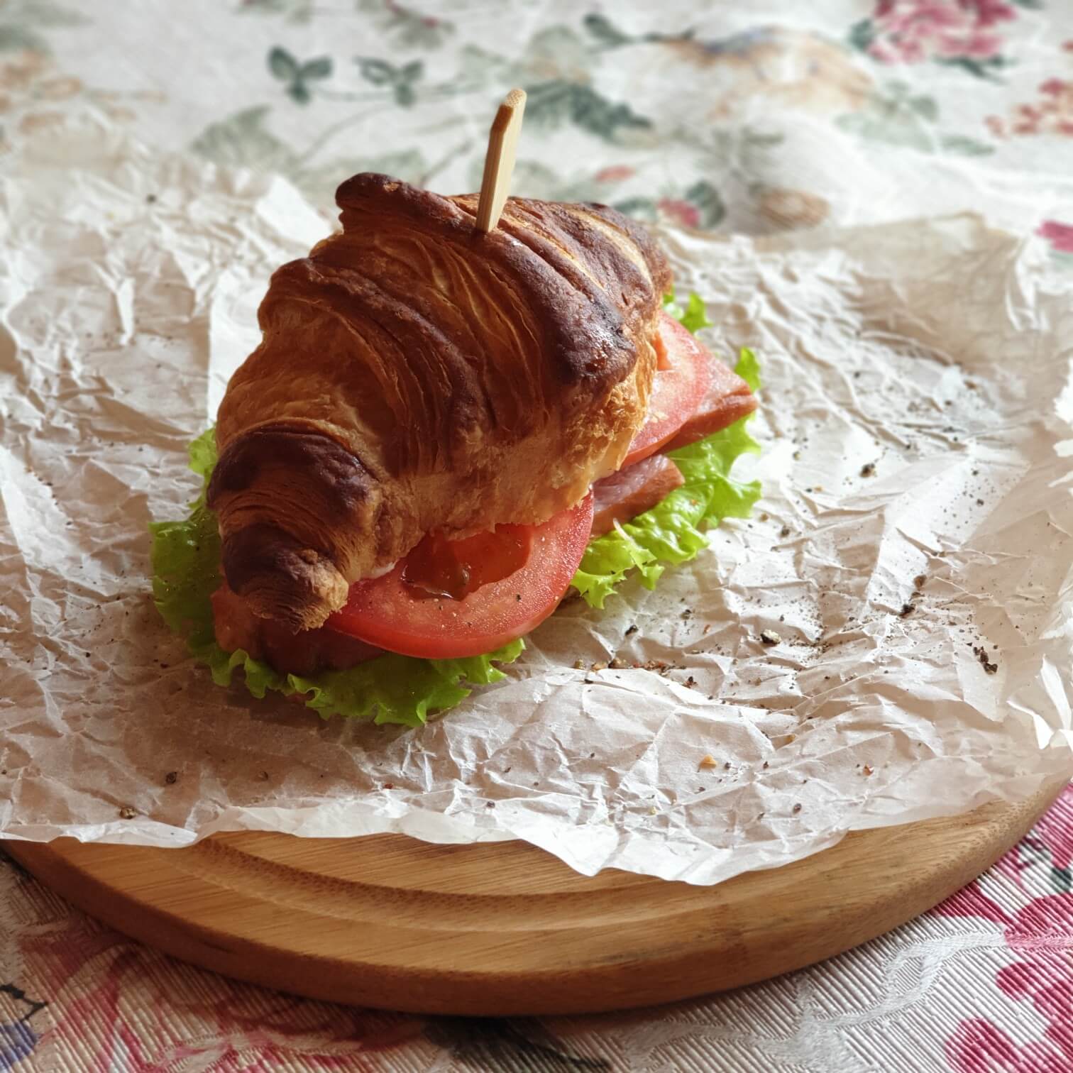 Круассан с ветчиной