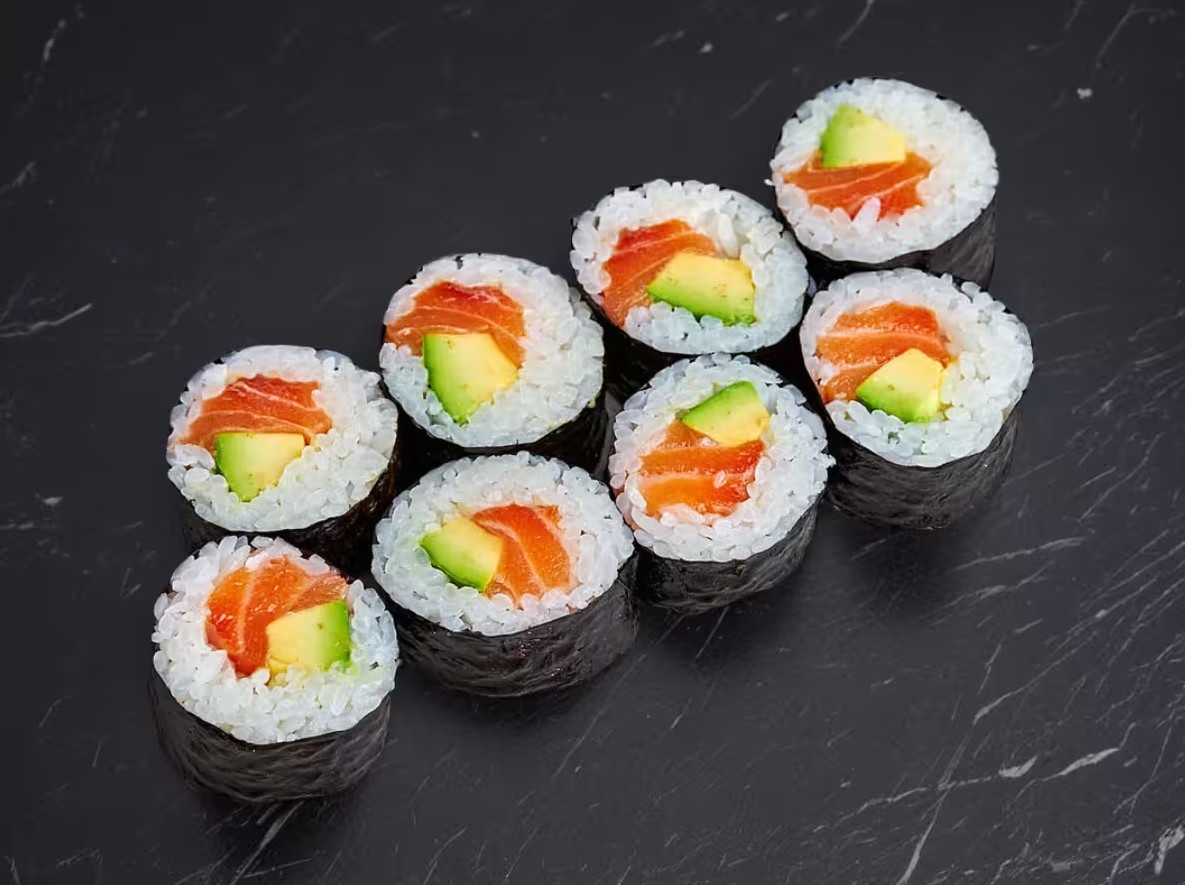 Ролл с лососем и авокадо