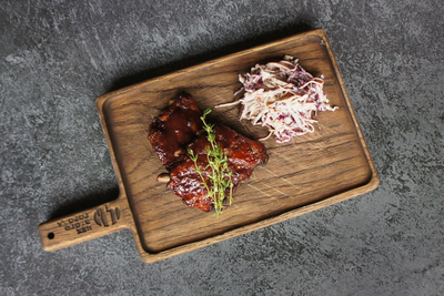 Ребра свиные BBQ с салатом Коул Слоу