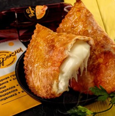 Чебурек с моцареллой