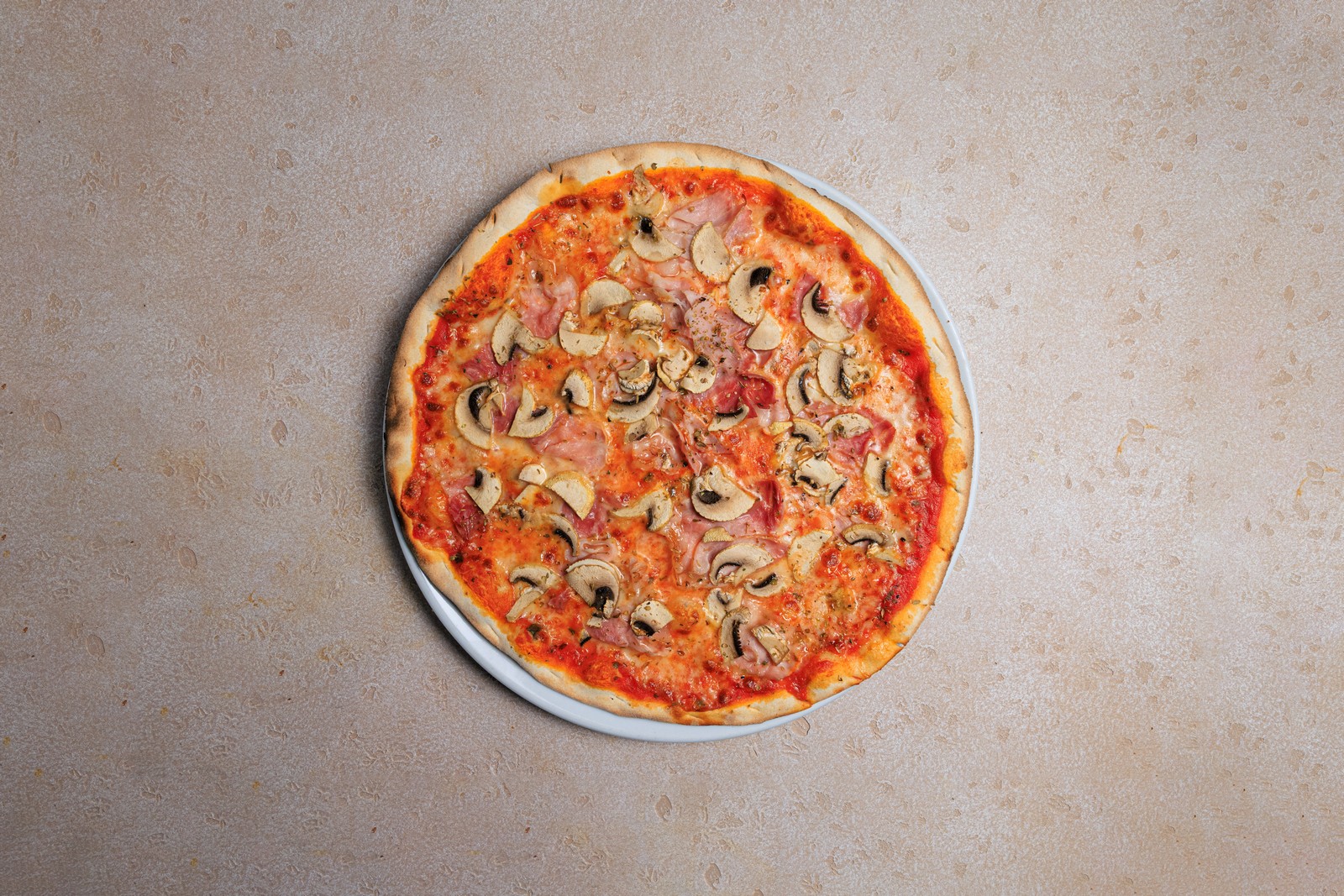 Пицца с ветчиной и грибами