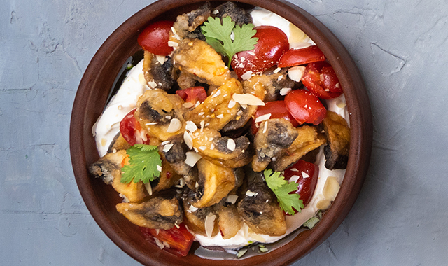 Хрустящие шампиньоны в соусе сладкий чили и с копченой сметаной