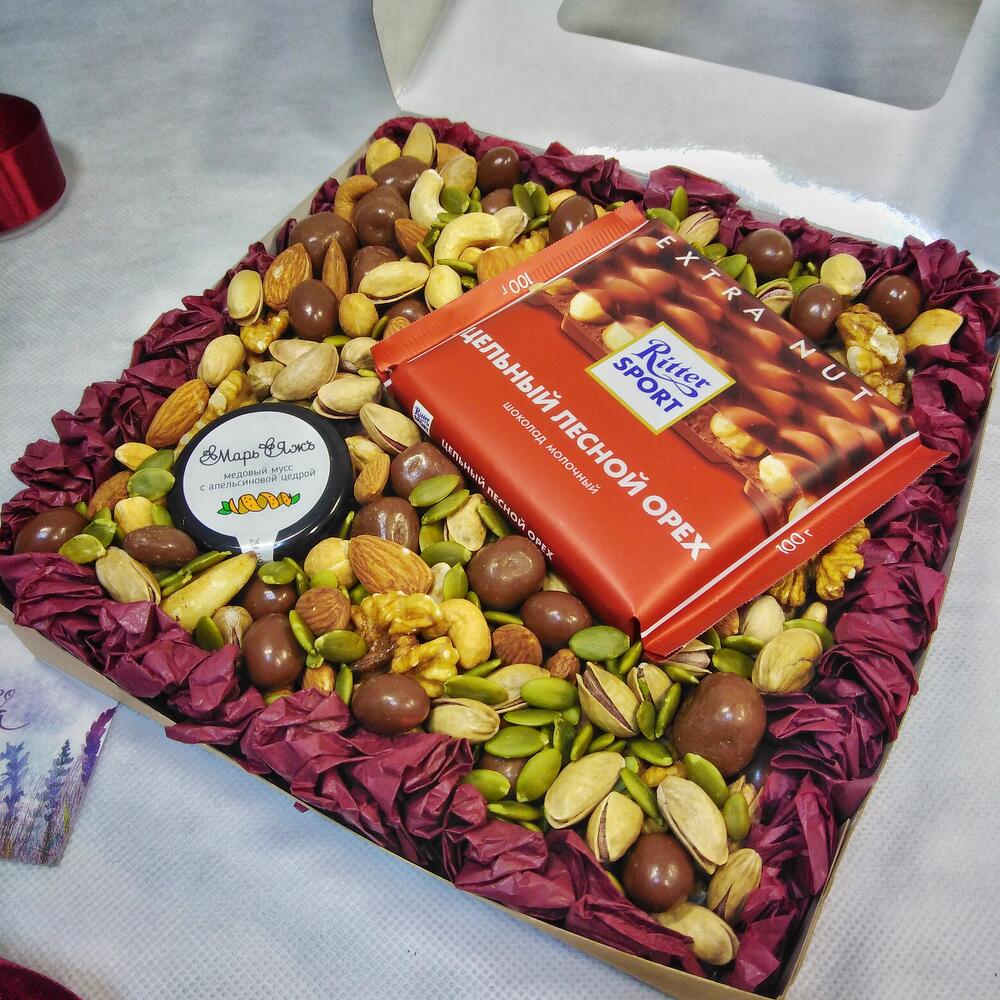 Бокс с орехами, медом и шоколадом 20*20*4см