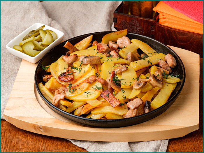 Картошка жаренная с мясом и грибами