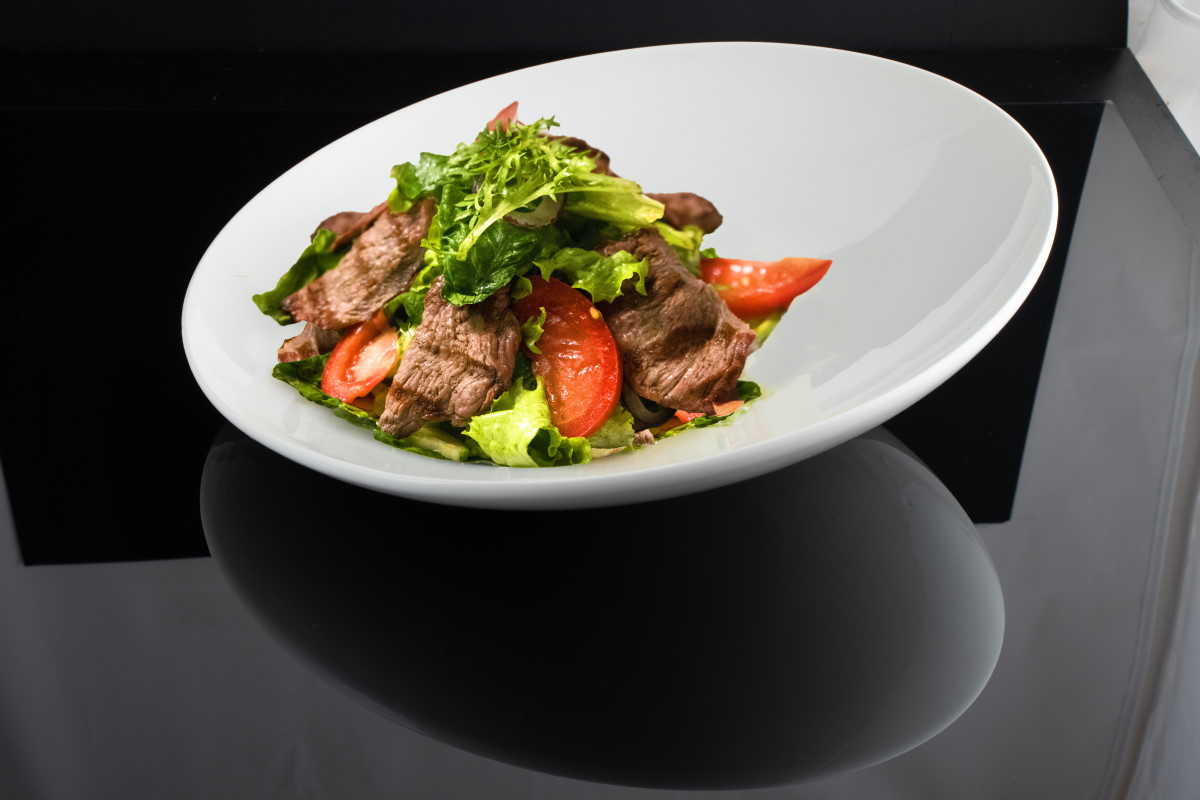 Теплый салат с телятиной и соусом тар-тар