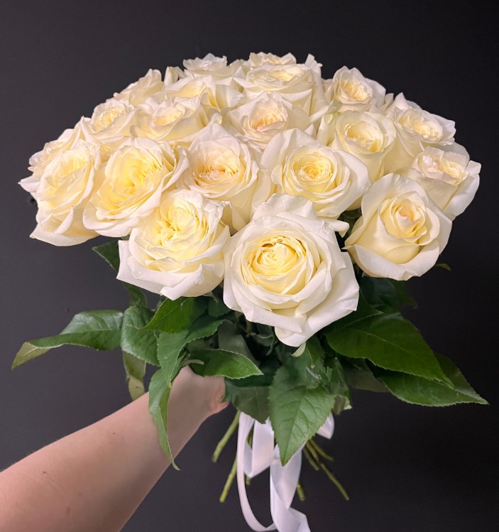 21 пионовидная Роза на ленте