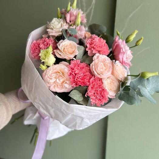 Букет с пионовидными розами и диантусами 