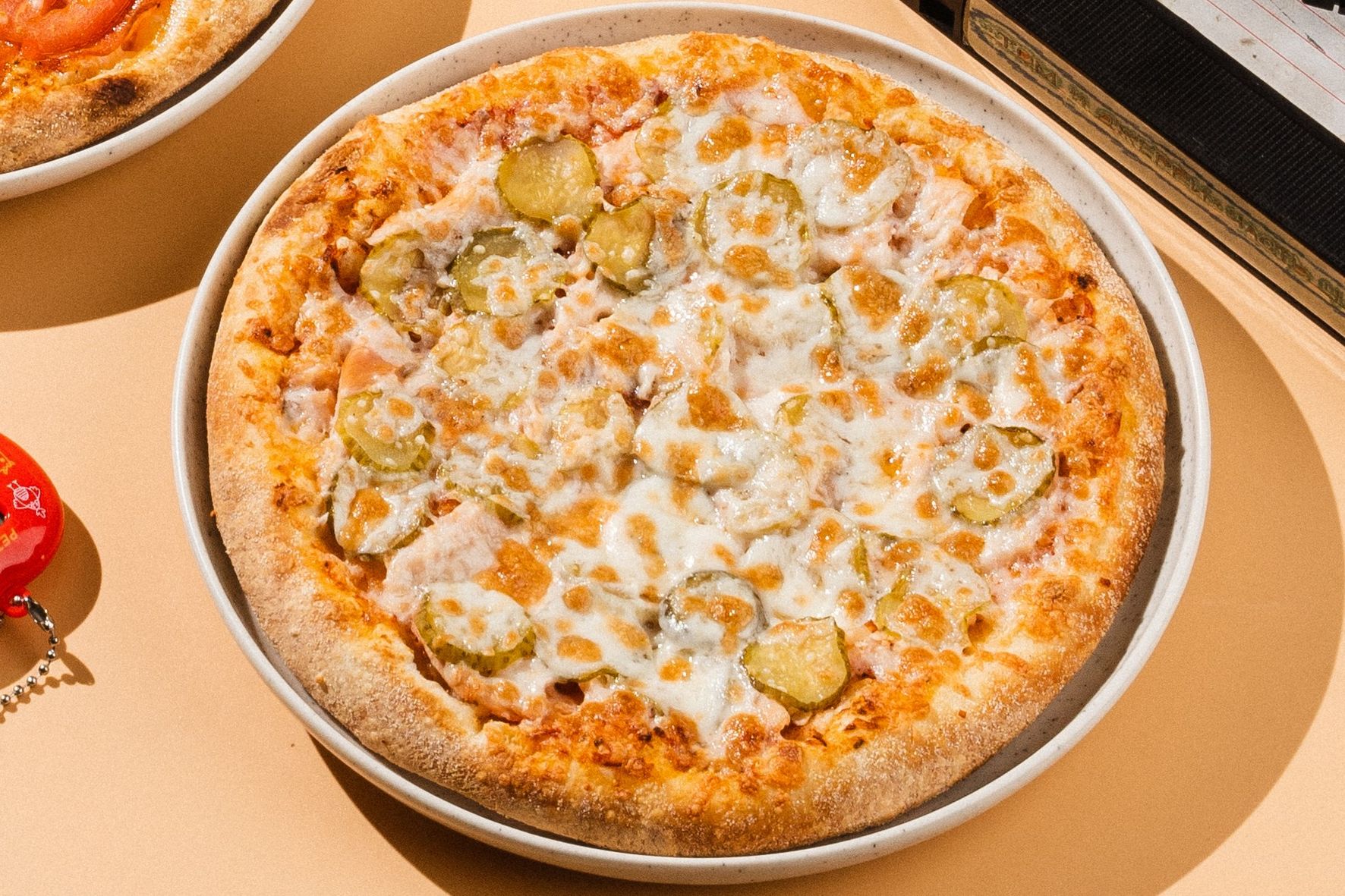 Пицца с куриным филе и огурчиком