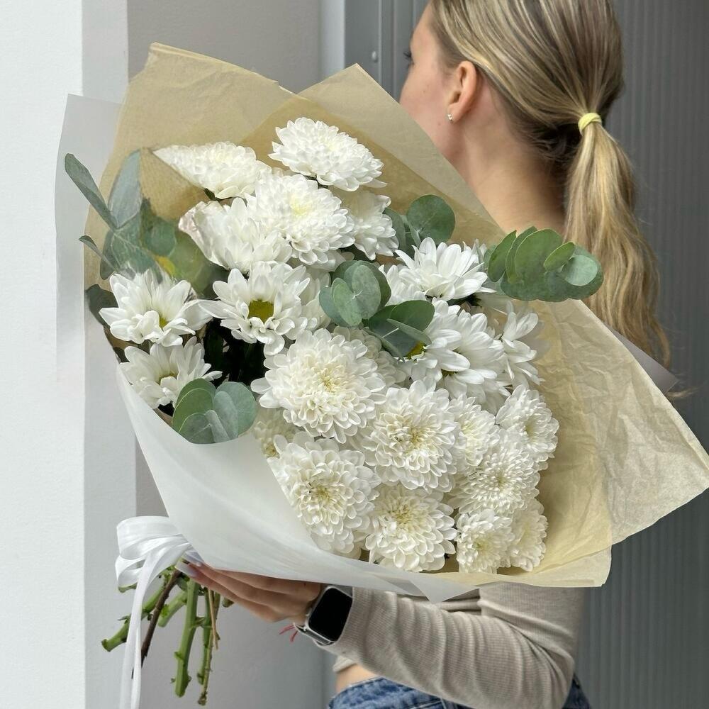 Микс хризантем с эвкалиптом