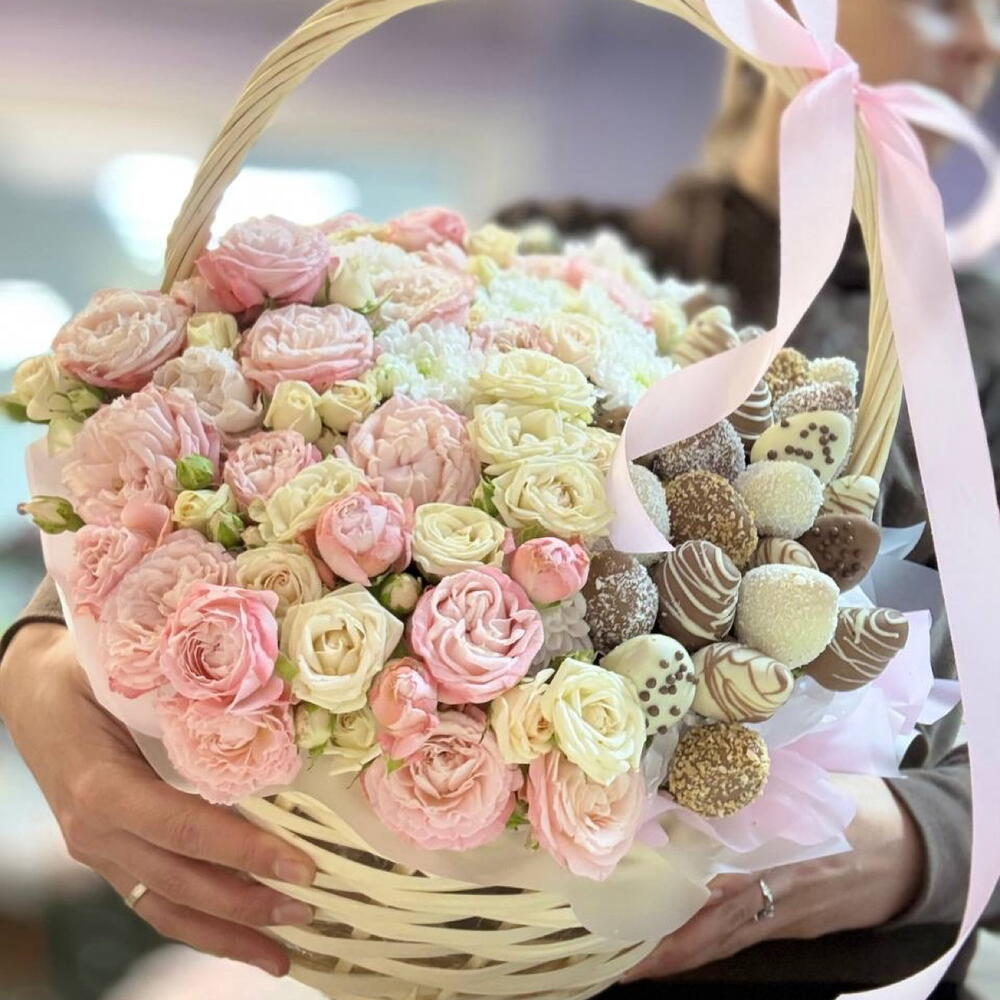 Кустовая Роза с клубникой в шоколаде