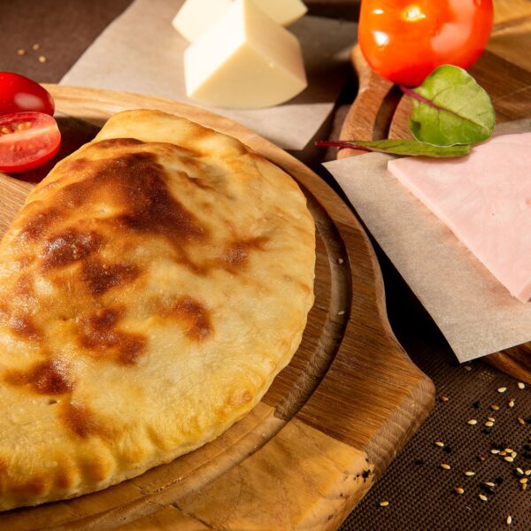 Кальцоне с копченой курицей и грибами