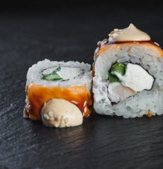 Запеченный с лососем и курицей (8 шт.)