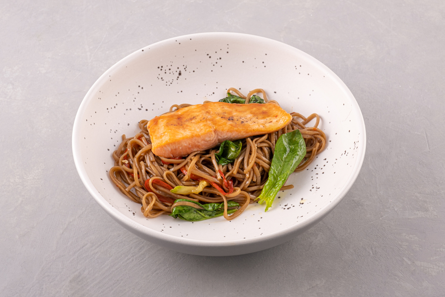 Форель и соба с овощами