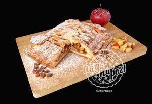 Пирог с яблоком, грецким орехом, изюмом