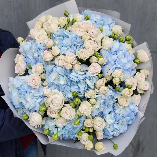 Объёмный букет с гортензией и кустовой розой 