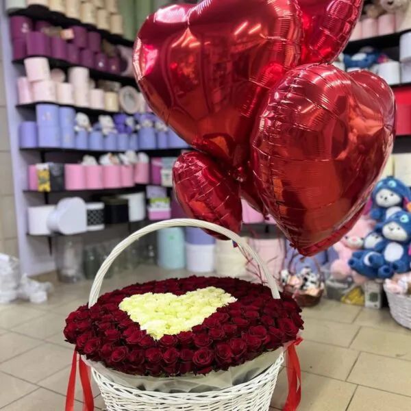 Композиция гигант из 151 белой и красной розы в форме сердца