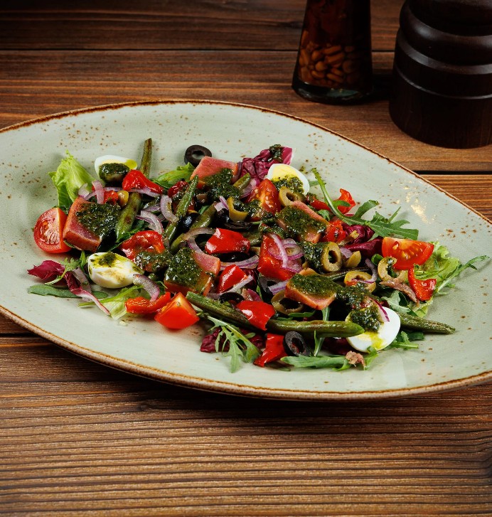 Нисуаз с филе голубого тунца и анчоусами