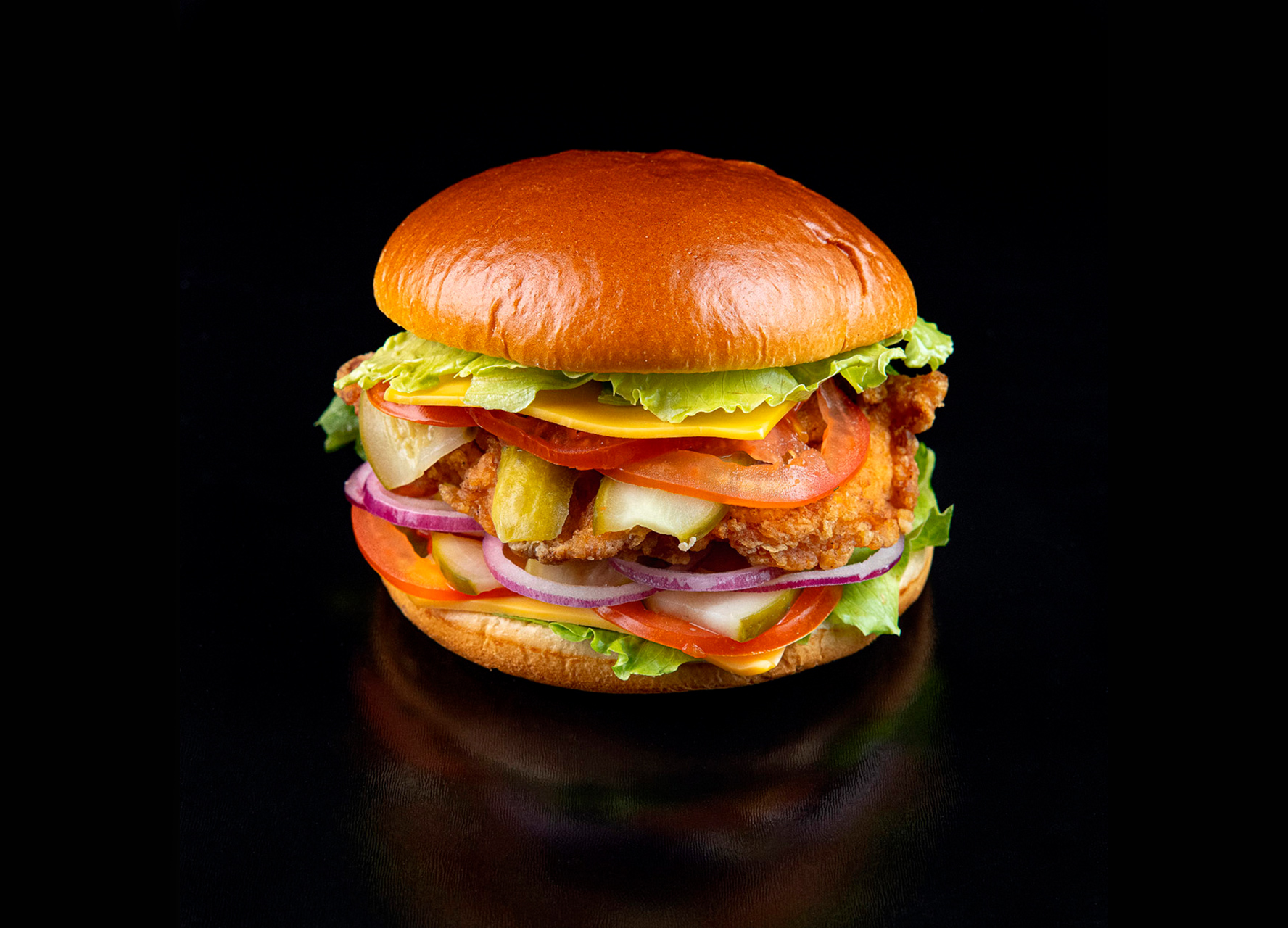 Бургер куриный с сырным соусом и булочкой бриошь