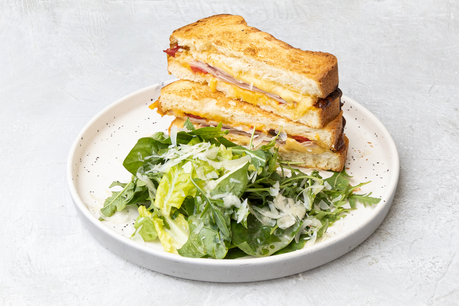 Горячий сэндвич с мортаделлой и чеддером