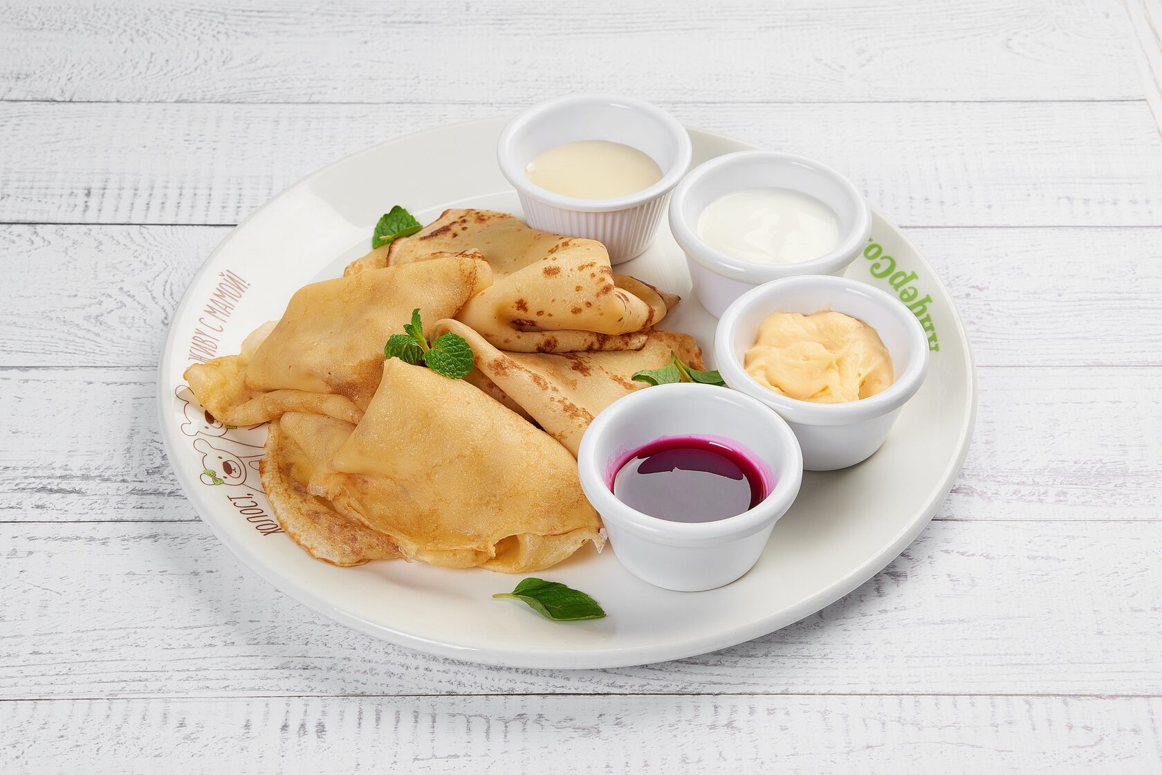 Блины со сметаной, сгущенным молоком и малиновым вареньем