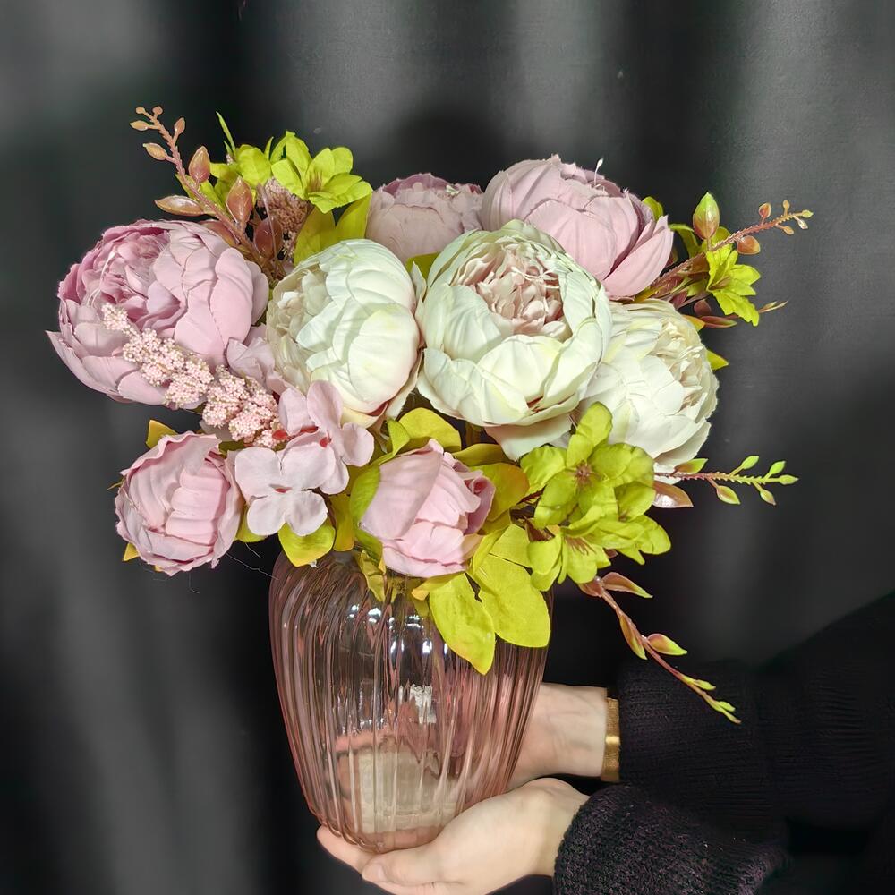 Букет из бело-розовых пионов искусственных в вазе
