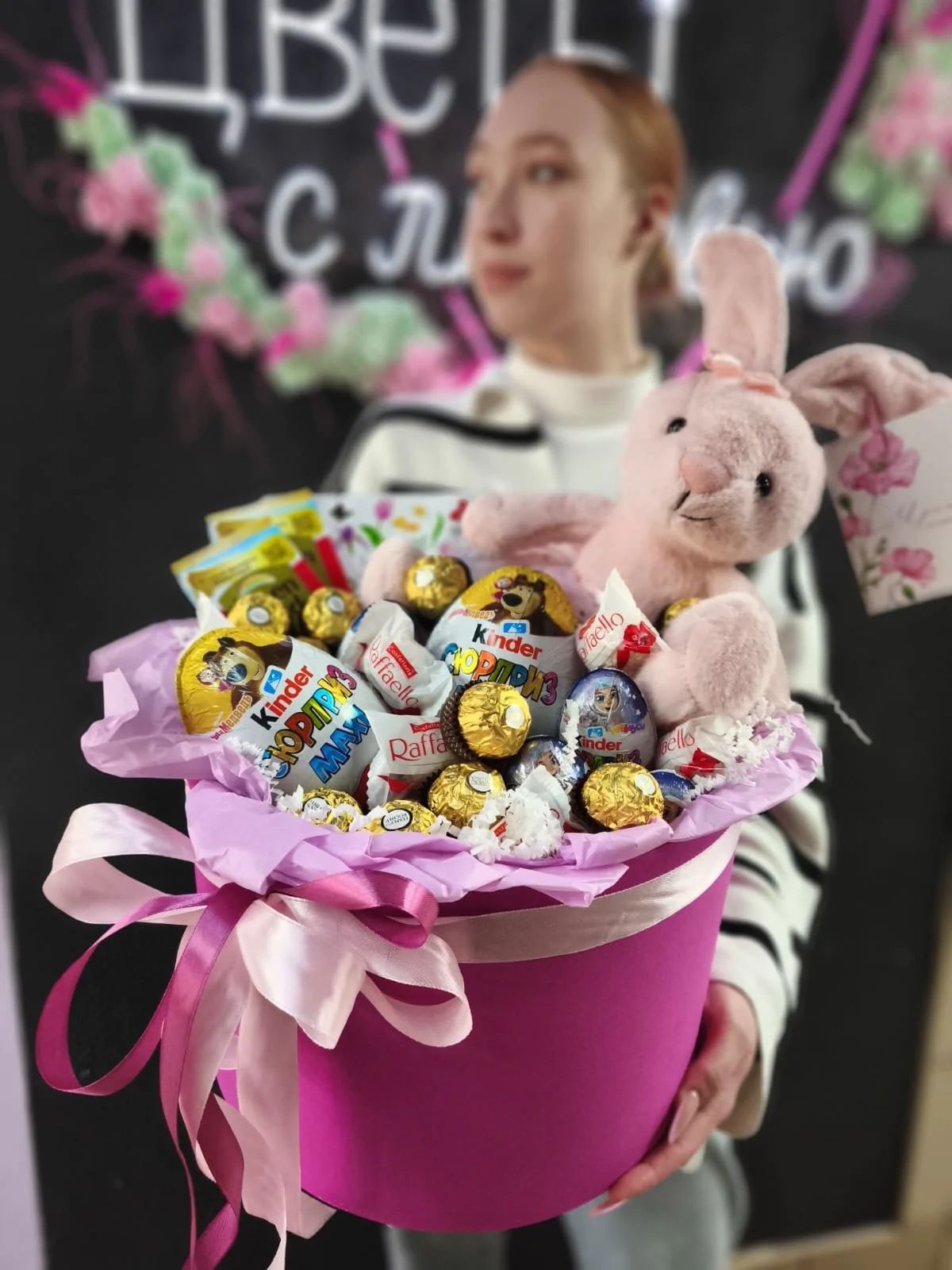 Композиция из сладостей с мягкой игрушкой