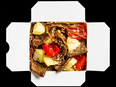 По-гавайски с говядиной и лапшой соба