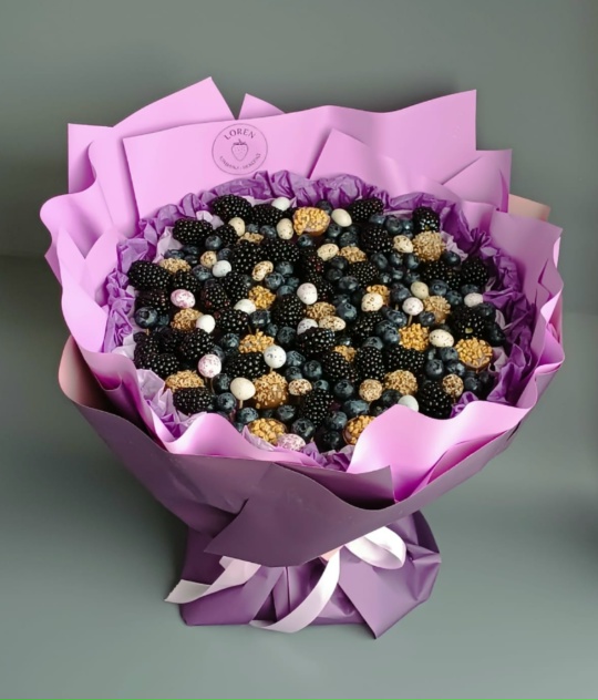 Букет с ягодами и конфетами 30 см