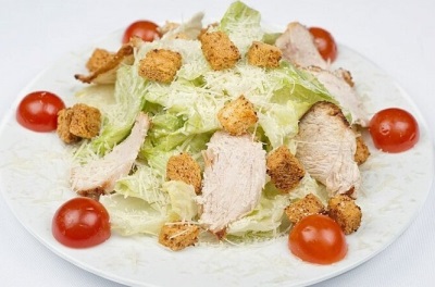 Цезарь с курицей салат