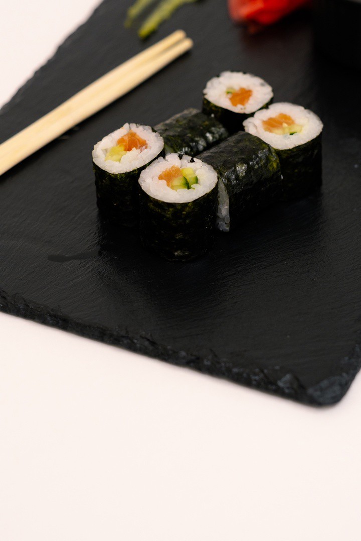 Маки ролл с лососем и огурцом.