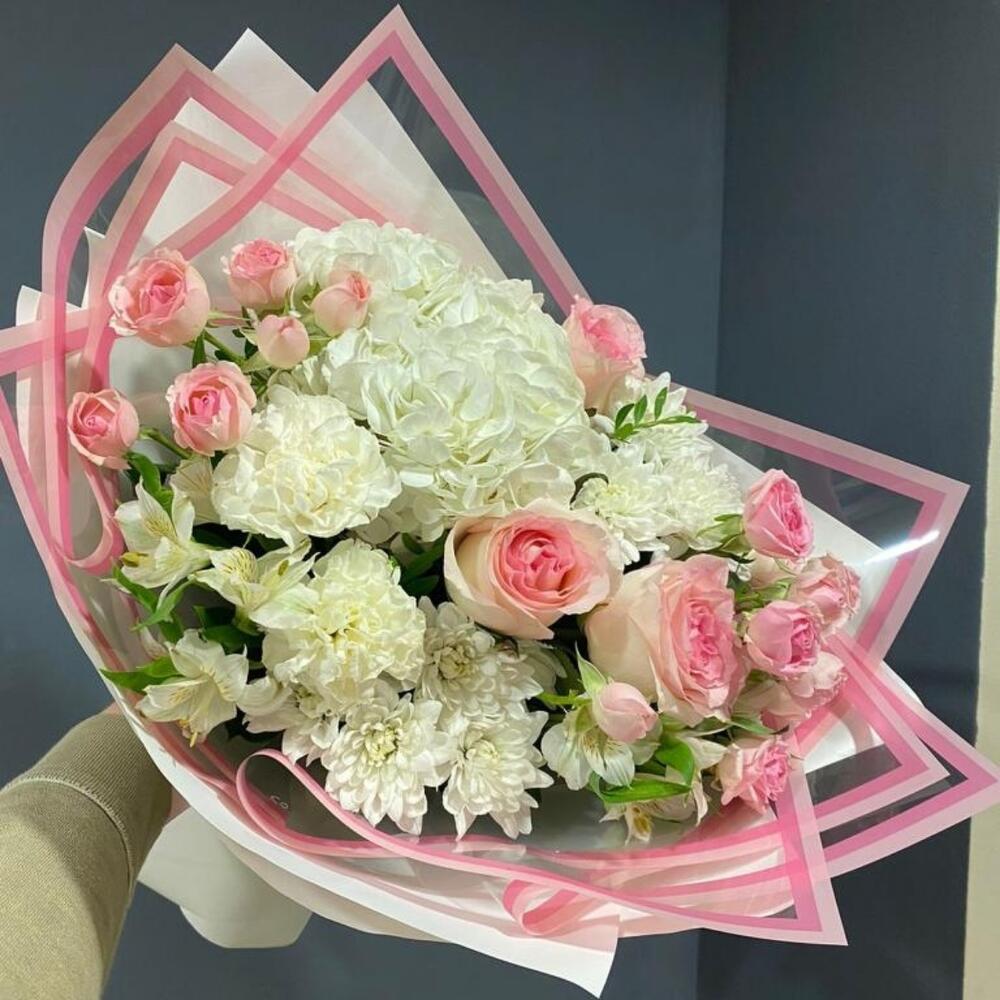 Очаровательный букет с гортензией и розами