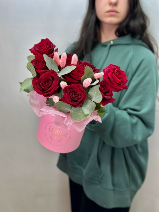 Красные розы ред наоми с эвкалиптом и фаларисом