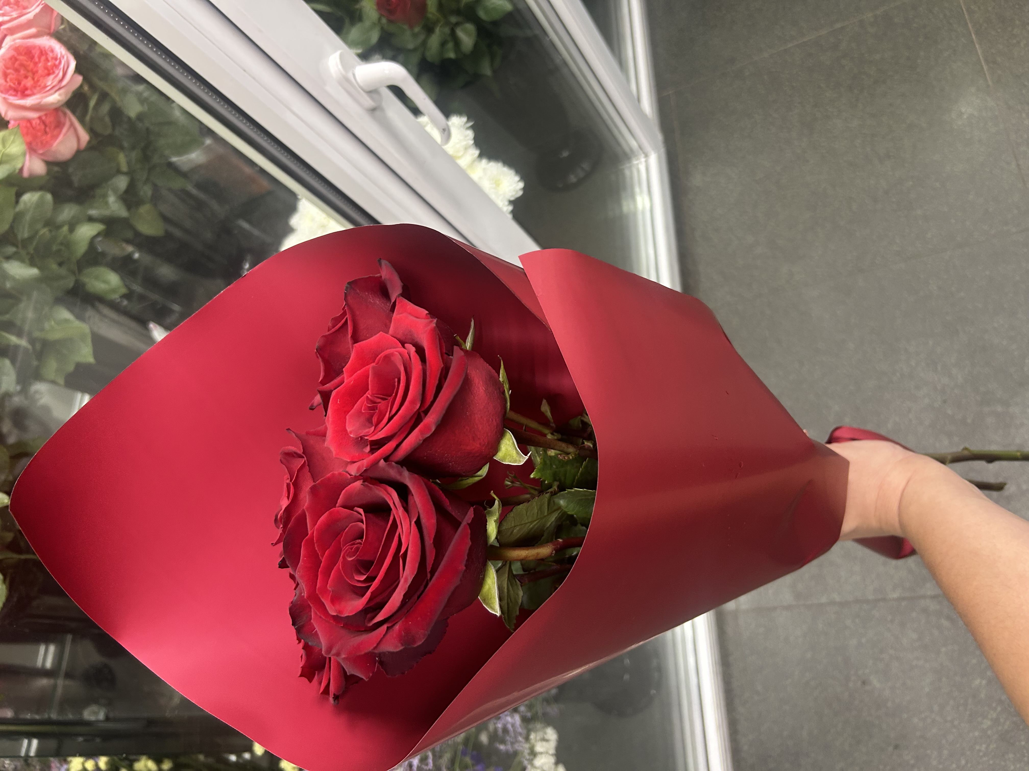 Букет из 5 роз в упаковке 