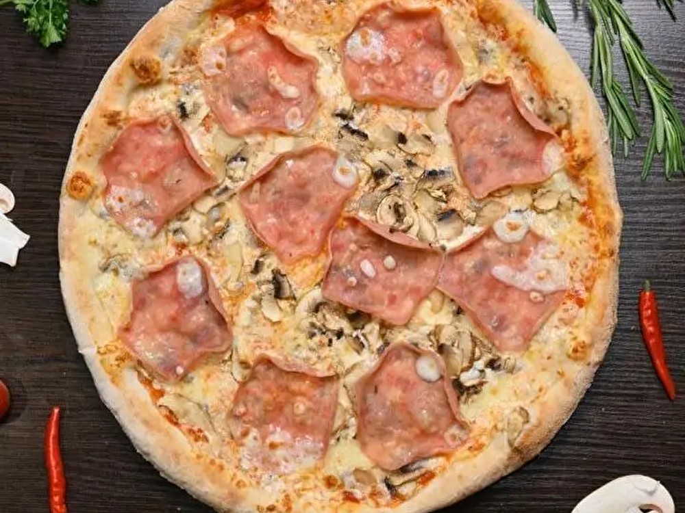 Пицца с ветчиной и грибами
