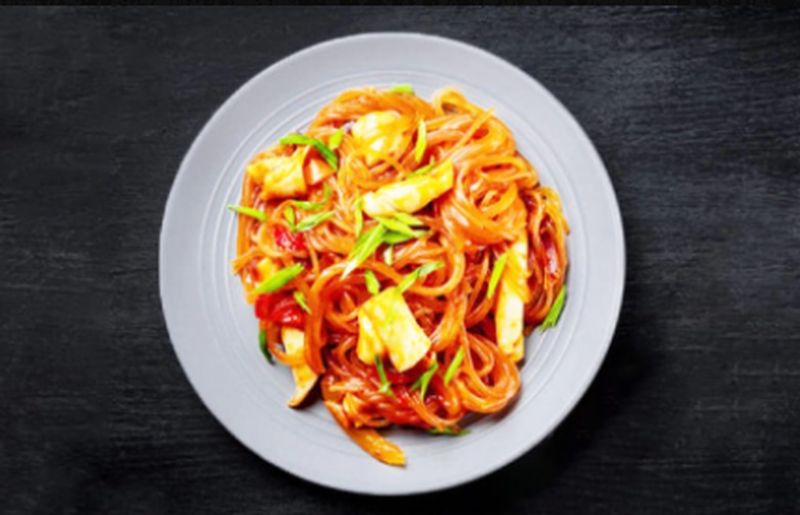 Фунчоза со свининой, овощами и кунжутом
