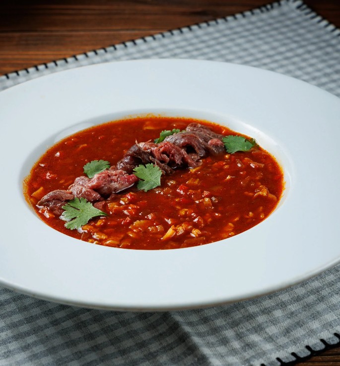 Суп-гуляш с ростбифом, подвяленным беконом, паприкой и сельдереем