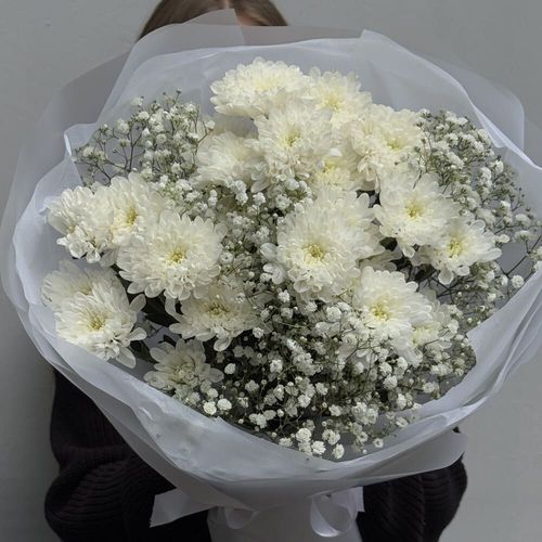 Букет из хризантем и гипсофилы