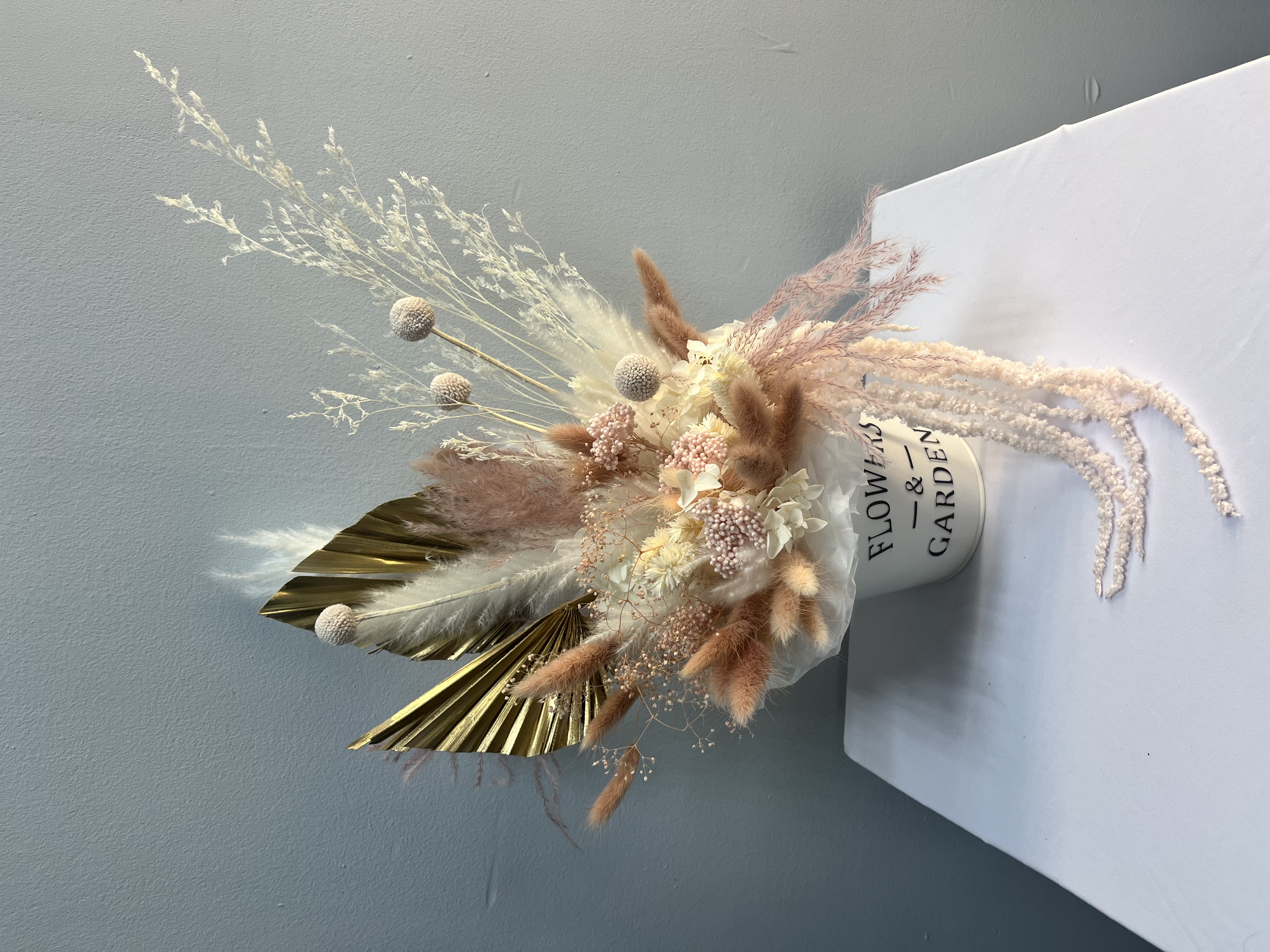 Композиция из сухоцветов пудровая