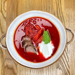 Борщ с говядиной и сметаной