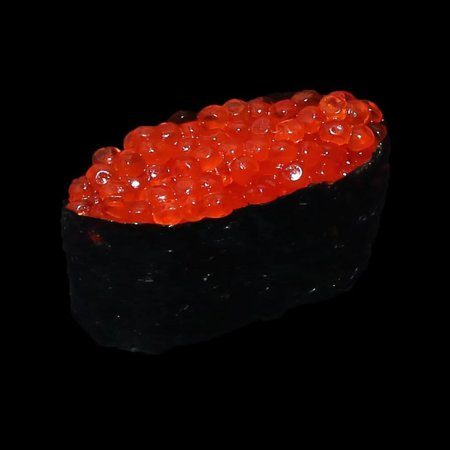 Гункан с лососевой икрой
