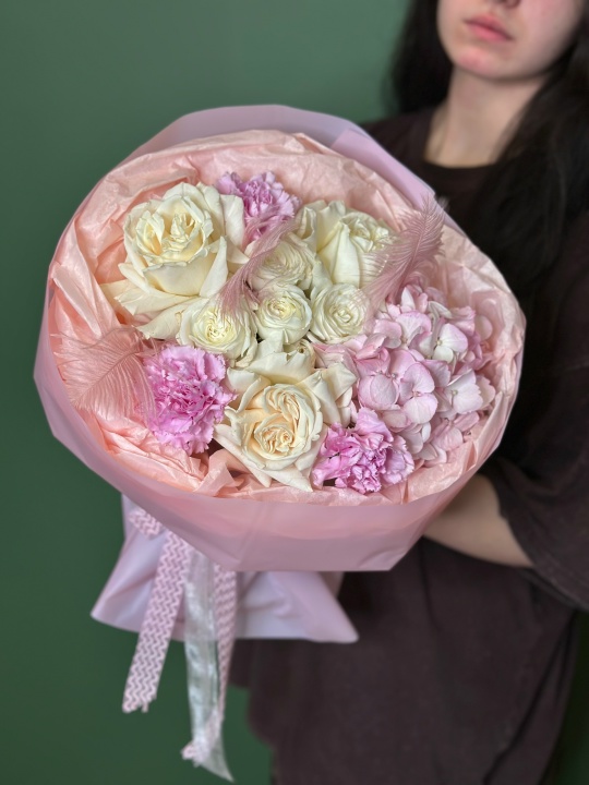 Букет с белой гортензией ,французскими розами ,кустовыми розами ,диантусами и перьями