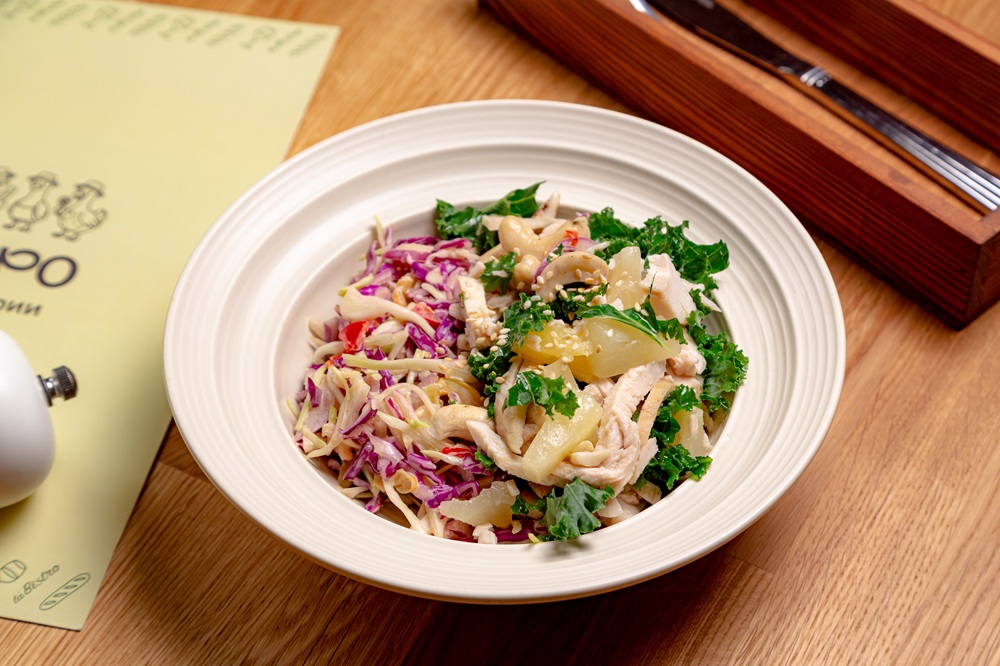 Коул слоу с курицей и ананасами